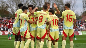 Los jugadores de la Selección Sub-21 celebran el gl de Robert Navarro (RFEF).