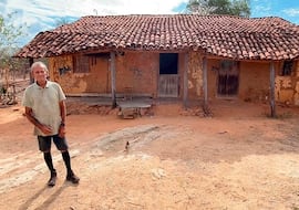 Francisco, el jubilado que vive en una casa de adobe de 1920 aislado del mundo: “Siempre hay alguien que viene”