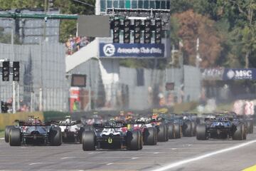 Los pilotos toman la salida del Gran Premio de Fórmula Uno de Italia en el circuito Autodromo Nazionale de Monza.