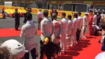 Los pilotos de F1 formando ante el himno español en Barcelona.