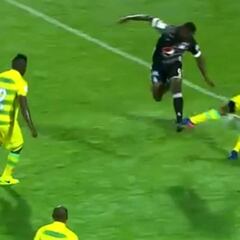 El increíble gol de taco que anotó Riascos, el '9' que quiere la UC