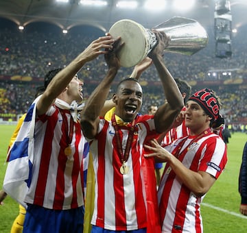 El defensa central de Turbo visti車 una 迆nica camiseta en LaLiga, la del Atl谷tico de Madrid, con quien conquist車 dos UEFA Europa League, una Supercopa de Europa y una Copa Intertoto de la UEFA durante las ocho temporadas en las que estuvo.