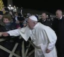 El manotazo del Papa a una fiel que ya es el viral del año