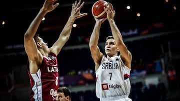 Bogdan Bogdanovic lanza durante el partido que enfrent&oacute; a Serbia-Letonia.