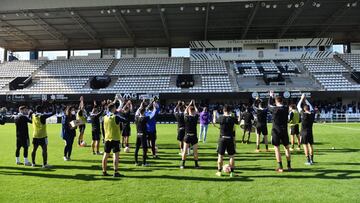 Los jugadores del Cartagena dan las gracias a los aficionados que acudieron ayer al entrenamiento.