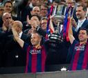 El Camp Nou despide a Xavi como el español con más títulos