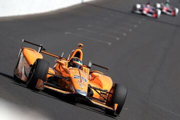 El español Fernando Alonso participa en la última sesión de entrenamientos de las 500 Millas de Indianápolis