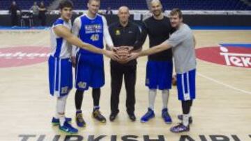 Todorovic, Davis, Kurtinaitis, Augustine y Dragic, todos con pasado ACB, posaron para AS en el Barclaycard Center. Siguen la actualidad de la Liga Endesa, como su compañero Tyrese Rice que, sin embargo, nunca ha jugado en España.