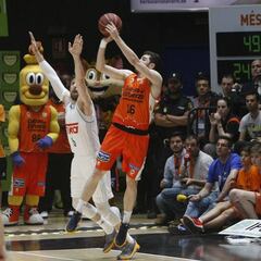 Una canasta de Vives al final de la prórroga resucita al Valencia