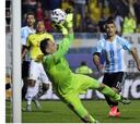 Grande David Ospina, doble atajada y salva a Colombia