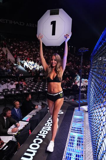 La chica del octágono de UFC, Carly Baker, presenta una ronda.