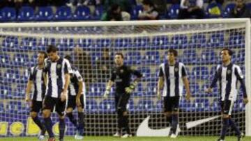 Algunos jugadores del Hércules, cabizbajos después de perder ante el Numancia.