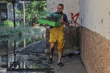 La destrucción del dique ha provocado la evacuación de civiles en Jersón y otras poblaciones por el riesgo de inundaciones. Miles de personas a ambos lados del río se verán afectadas por el derrumbe de la presa.