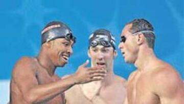 <b>PRIMERO ORO. </b>El equipo norteamericano de 4x100 celebra el oro.