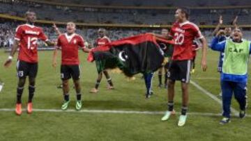 CAMPEONES. Los jugadores de Libia celebran sobre el campo el t&iacute;tulo de la CHAN obtenido frente a Ghana en los penaltis. Javier Clemente fue el h&eacute;roe desde el banquillo.
 