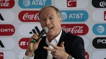 MEX4804. CIUDAD DE MÉXICO (MÉXICO), 01/08/2024.- El presidente ejecutivo de la Federación Mexicana de Fútbol (FMF), Ivar Sisniega, habla durante la presentación de Javier Aguirre (fuera de cuadro) como nuevo director técnico de la selección nacional de fútbol este jueves, en la Ciudad de México (México). EFE/ José Méndez