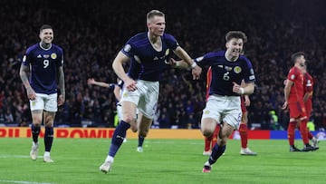 Scott McTominay celebra su segundo gol del partido con su compatriota Kieran Tierney.