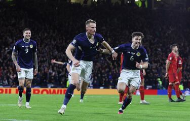 Scott McTominay celebra su segundo gol del partido con su compatriota Kieran Tierney.