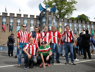 Ambiente de fiesta en las calles de Cardiff