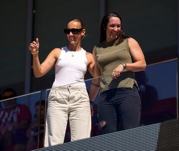 Virginia Torrecilla y Silvia Meseguer, en el palco de Alcal presenciando el partido entre el Atltico, su exequipo, y el Deportivo, en la jornada 2 de Liga F.