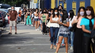 Cola para recibir la vacunaci&oacute;n en Buenos Aires
 CONTACTOPHOTO
 21/03/2021