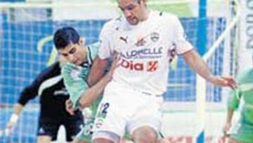 <b>CONTROLADO. </b>Gabriel, de Interviú, marca de cerca a Betao.