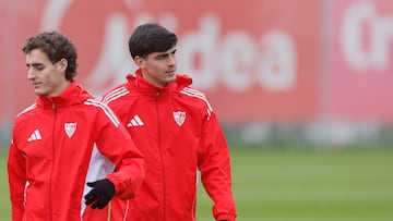 Juanlu, a la derecha, durante un entrenamiento del Sevilla.