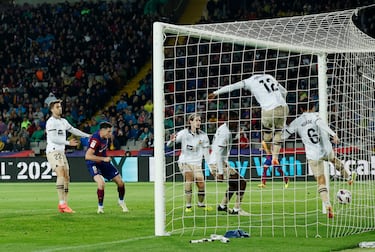 3-2. Salida de Jaume Domenech de puños en un córner, no despeja con fuerza y Robert Lewandowski aprovecha el balón suelto dentro del área para rematar de cabeza y anotar.