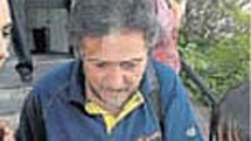 Pepu firmando autógrafos.