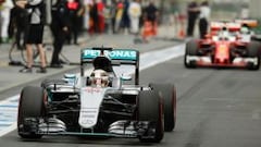 Hamilton por delante de Vettel en el pit lane.