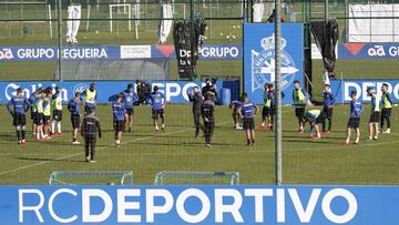 Crist&oacute;bal, en el entrenamiento del pasado mi&eacute;rcoles en una charla con el equipo para corregir errores.