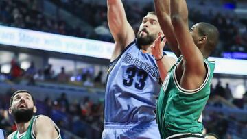 Marc Gasol anota ante los Chicago Bulls bajo la mirada de Nikola Mirotic.