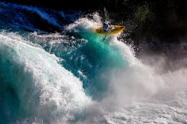 Ganadora de la categoría Energy: "Se suponía que esta foto no iba a ocurrir. River Mutton había decidido irse a trabajar pero en el último momento optó por una bajada más. Yo ya tenía mi equipo recogido para irme. Y aceptando que llegarían tarde al trabajo, empecé una carrera río abajo para tirarle la foto. Lo hice desde un ángulo nuevo porque no me dio tiempo a llegar al sitio habitual. De repente, la luz apareció como unca antes la había visto... y supe que la foto iba a funcionar". 