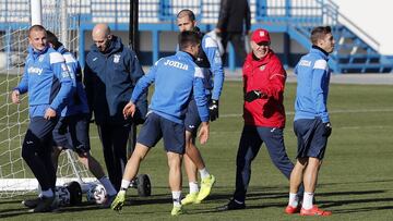 La plantilla del Legan&eacute;s, durante un entrenamiento de Javier Aguirre.