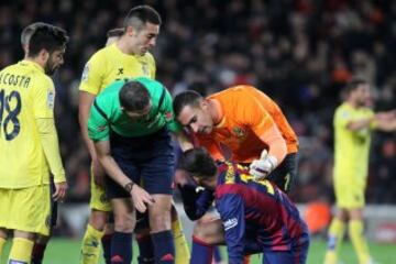 Sergio Asenjo y el árbitro Vicandi Garrido se interesan por el estado de Neymar.