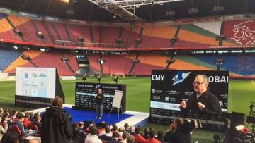 Marcelo Bielsa reaparece en Amsterdam para dar un clase