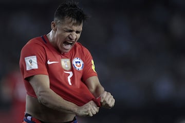 El jugador de la selección chilena Alexis Sánchez, se lamenta tras desperdiciar una ocasión de gol contra Argentina durante el partido de las clasificatorias al mundial de Rusia 2018 disputado en el estadio Monumental de Buenos Aires, Argentina.