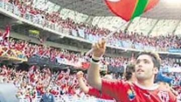<b>IKURRIÑAS. </b>El estadio de Anoeta se llenó hasta la bandera... y de banderas. La famosa enseña vasca, la ikurriña, ondeó en el campo de la Real Sociedad en una fiesta que hermanó a los vasco-franceses del Biarritz y a los vasco-españoles de San Sebastián.