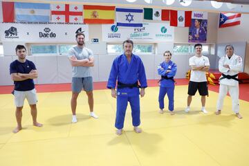 Fran Garrigós, Niko Shera, Quino Ruiz, Laura Martínez, David García y Cristina Cabaña posan para AS en el Dojo Quino de Brunete.