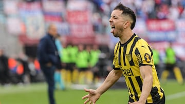 AME8111. MONTEVIDEO (URUGUAY), 04/08/2024.- El jugador Leo Fernández de Peñarol celebra un gol este domingo en el partido de la final del Torneo Intermedio del Campeonato Uruguayo entre el Club Nacional y el Club Atlético Peñarol, en el estadio Centenario, en Montevideo (Uruguay). EFE/ Gaston Britos