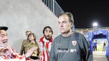 <b>APOYO. </b>Aficionados del Athletic muestran su afecto a Bielsa.