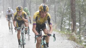 Primoz Roglic rueda durante los tramos de sterrato de la novena etapa de la Vuelta a Espa&ntilde;a 2019 bajo una intensa lluvia.