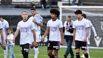 Hugo San, Peter Federico y Meseguer antes del Ceuta-Real Valladolid de la temporada 2025-26.