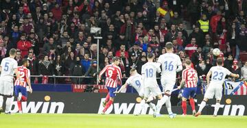 El jugador del Levante, Roger, marca el 1-1 al Atlético de Madrid. 
