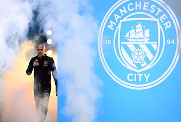 El Manchester City celebra su sexto título de la Premier League. En la imagen, Pep Guardiola con un puro.