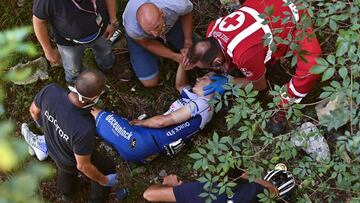 Evenepoel, tendido en el suelo tras su dura ca&iacute;da en Lombard&iacute;a.