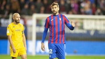 Fernando Llorente, en un partido contra el Alcorc&oacute;n. A su lado Laure.