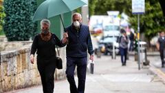 Pareja de adultos mayores caminando por una calle de Bogotá, Colombia