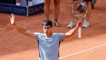 19 July 2022, Hamburg: Tennis: ATP Tour, Singles, Men, 1st round. Alcaraz (Spain) - Kuhn (Germany). Carlos Alcaraz cheers. Photo: Frank Molter/dpa (Photo by Frank Molter/picture alliance via Getty Images)