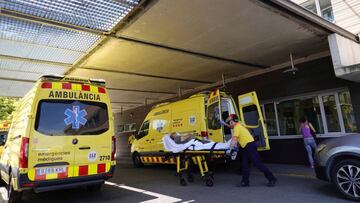 GRAF8023. LLEIDA, 14/07/2020.- Llegada de un enfermo en ambulancia al hospital Arnau de Vilanova, este martes en Lleida. La portavoz del Govern, Meritxell Budó, ha explicado que las restricciones aprobadas para frenar el brote de COVID-19 en el Segrià (Lleida) no suponen un confinamiento "estrictamente domiciliario" de la población, a la que reclama "corresponsabilidad" y que no salga de casa si no es imprescindible. EFE/ Alejandro García